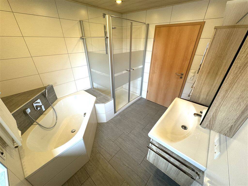 Bad mit Dusche, Badewanne und Fenster