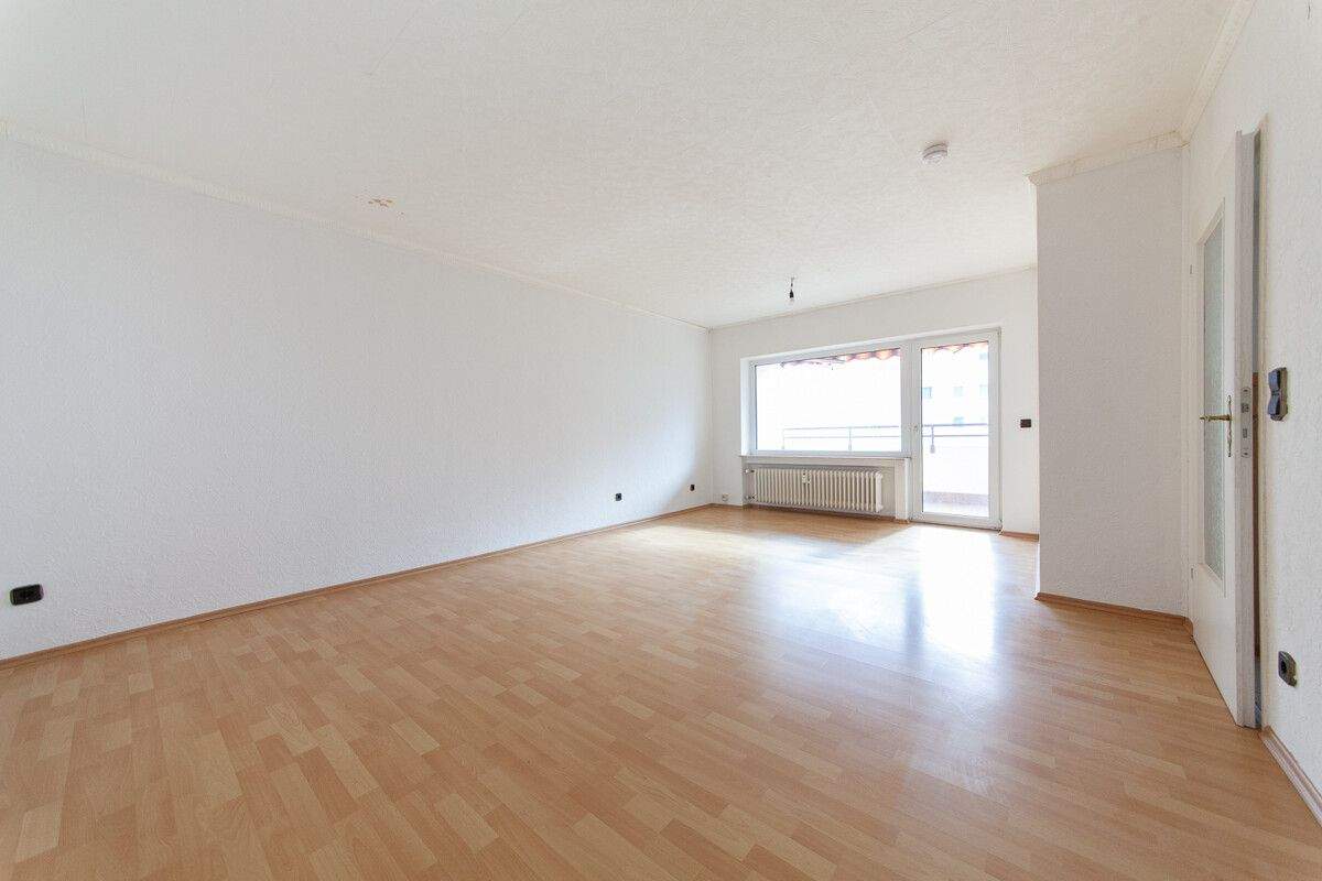 Thumbnail-DIETZ: Provisionsfreie 4 Zi. ETW im 5. OG mit Aufzug, Loggia, Keller, eigener Garage! SOFORT FREI!