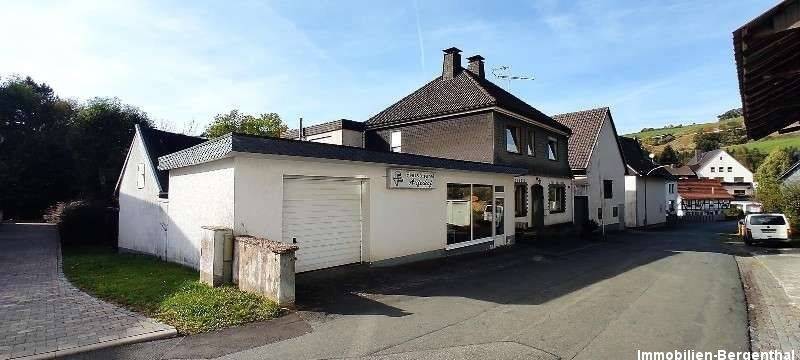 Thumbnail-Zwei Wohneinheiten mit großem Gewerbebereich und Garagen, Nähe Winterberg