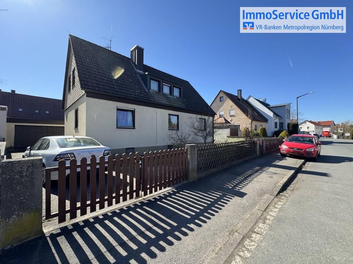 Thumbnail-Einfamilienhaus mit großem Grundstück und Doppelgarage