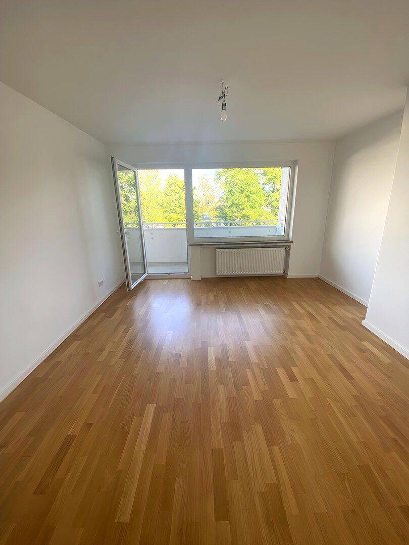 Thumbnail-Modern sanierte 3-Zimmer-Wohnung mit Balkon und Einbauküche in München-Laim