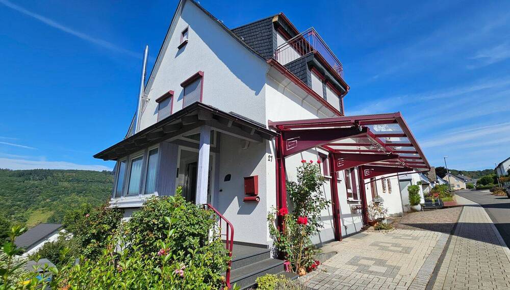 Thumbnail-Bullay - Charmante Doppelhaushälfte mit traumhafter Aussicht, liebevoll angelegtem Garten und Carport