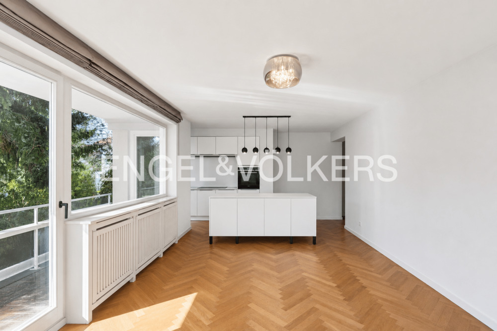 Thumbnail-Stilvoll modernisierte 2-Zimmer-Wohnung mit Südwest-Balkon & Garage nahe dem Mexikoplatz
