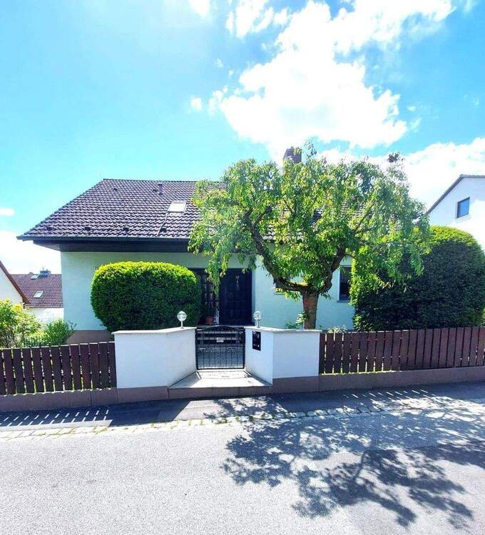 Thumbnail-Provisionsfreies Mehrgenerationenhaus in Top-Lage von Cadolzburg mit Garten, 5 Schlafzimmer und ELW