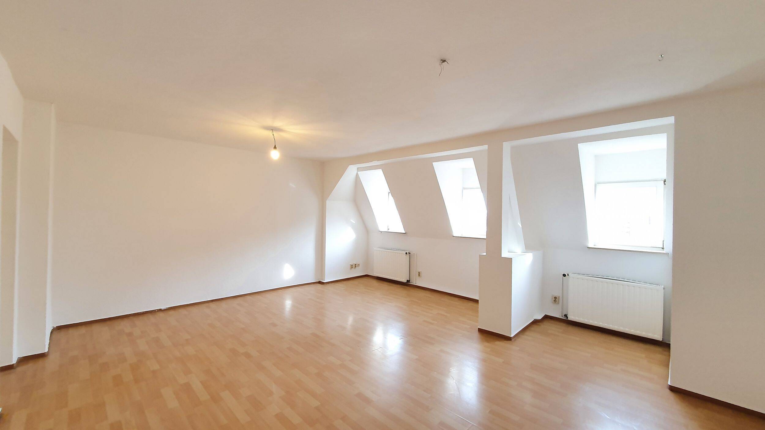 Thumbnail-geräumige 3- Raumwohnung mit Einbauküche im Dachgeschoss !