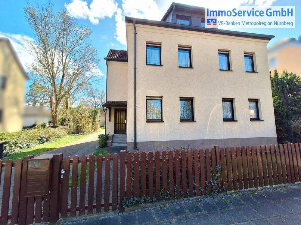 Thumbnail-Gepflegtes Dreifamilienhaus in schöner Wohnlage mit zwei Einzelgaragen