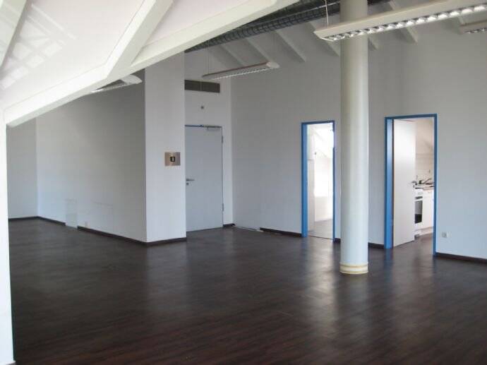 Thumbnail-Großzügige & offene Dachgeschosswohnung -Betriebsleiterwohnung- mit Einbauküche