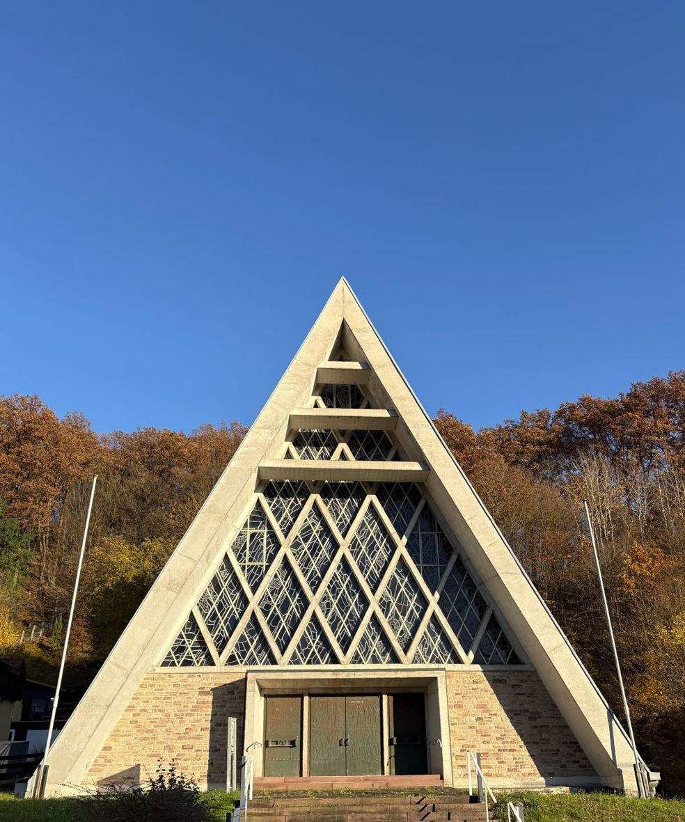 Thumbnail-Göttliches Kirchengebäude mit Gemeinderäumen, Stellplätze, zur gewerblichen oder privaten Nutzung, Meinhard-Grebendorf