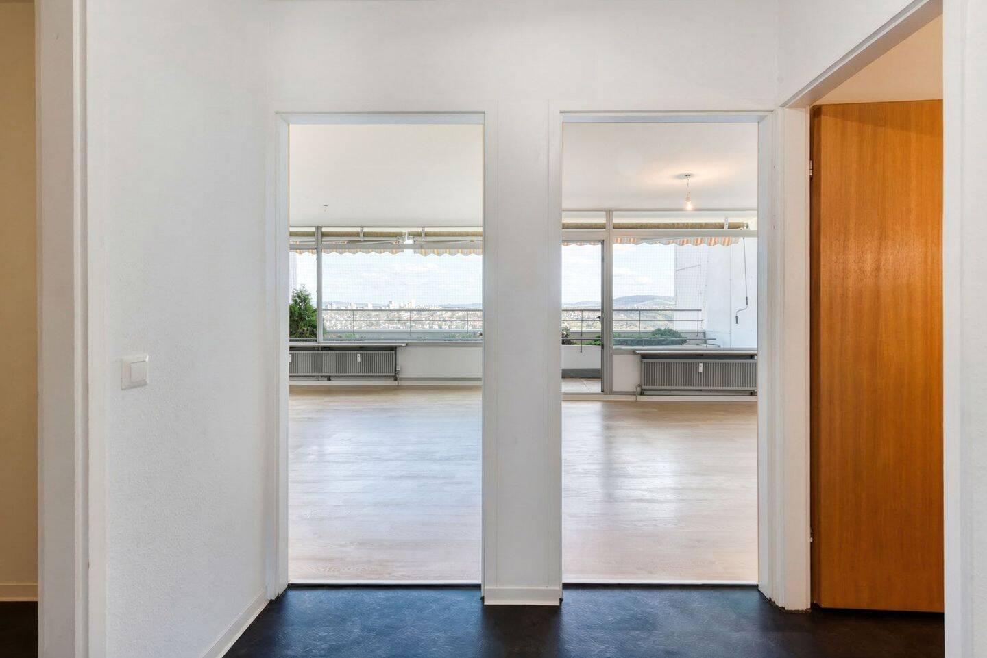 Thumbnail-+++ bequem - 11.OG mit Fernblick zum Max-Eyth-See - SüdOst-Balkon - Laminat - SchwimmbadSauna im Haus - inkl. TG-St...