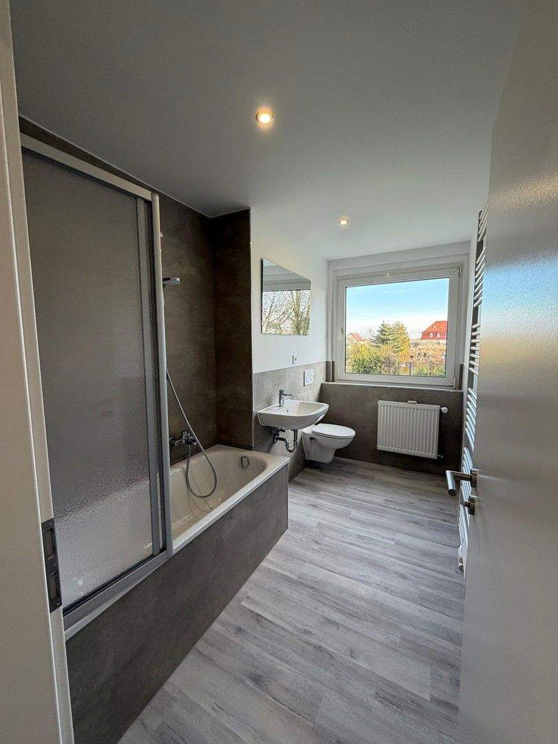 Thumbnail-Große 4-Zimmer Wohnung in grüner Umgebung mit Garten und Garage