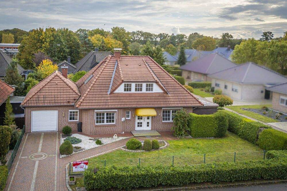 Thumbnail-Bungalow mit ausgebautem Dachgeschoss, Spitzdachgarage und Wintergarten!