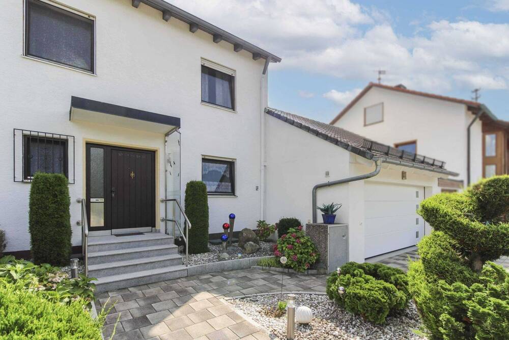 Thumbnail-Ihr neues Zuhause: Tolle Doppelhaushälfte mit Garten, Pool, Doppelgarage