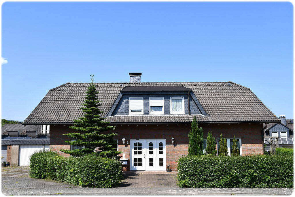 Thumbnail-Neuer Preis! Schönes Zweifamilienhaus mit Doppelgarage in bevorzugter Lage!