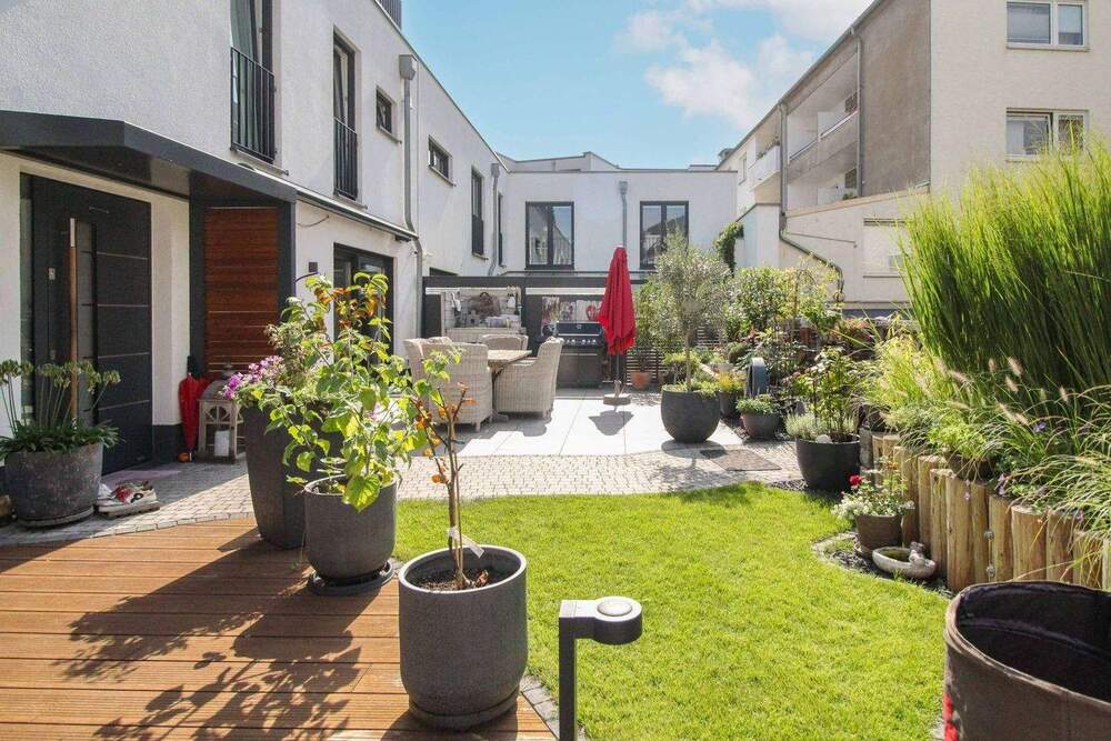 Thumbnail-Elegantes Zuhause in Düsseldorf-Bilk mit 5 Tiefgaragenstellplätzen, und grünem Blick in den Park