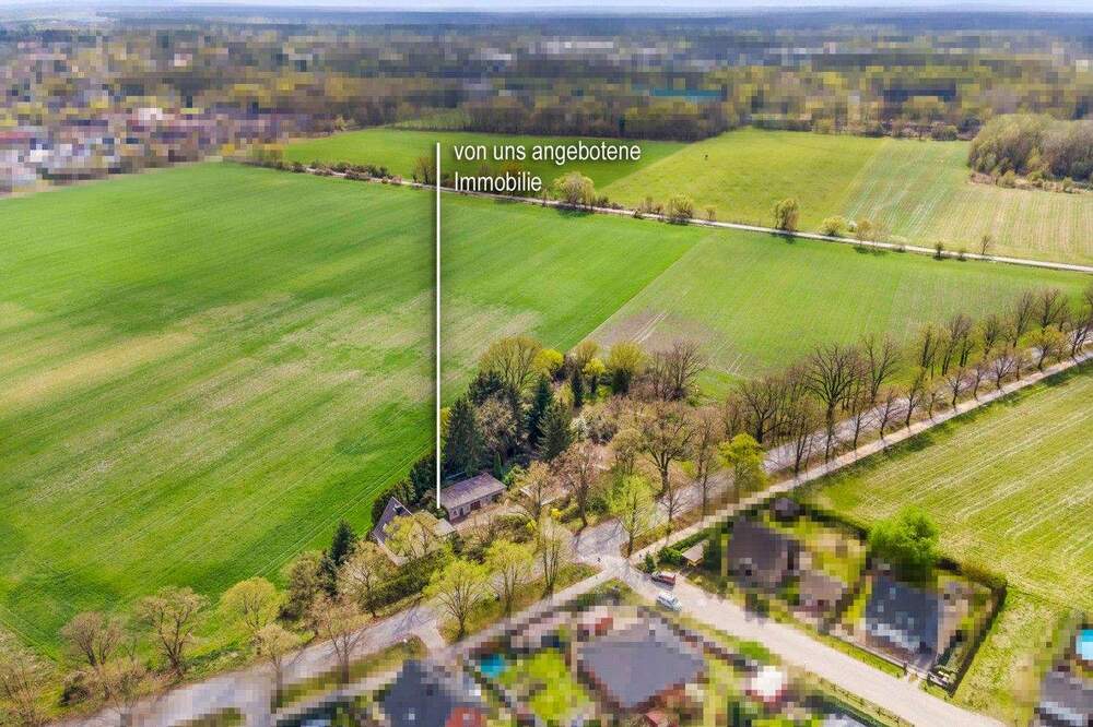 Thumbnail-Einfamilienhaus mit großer Garage (ca. 85qm) auf einzigartigem Grundstück, umgeben von Feldern