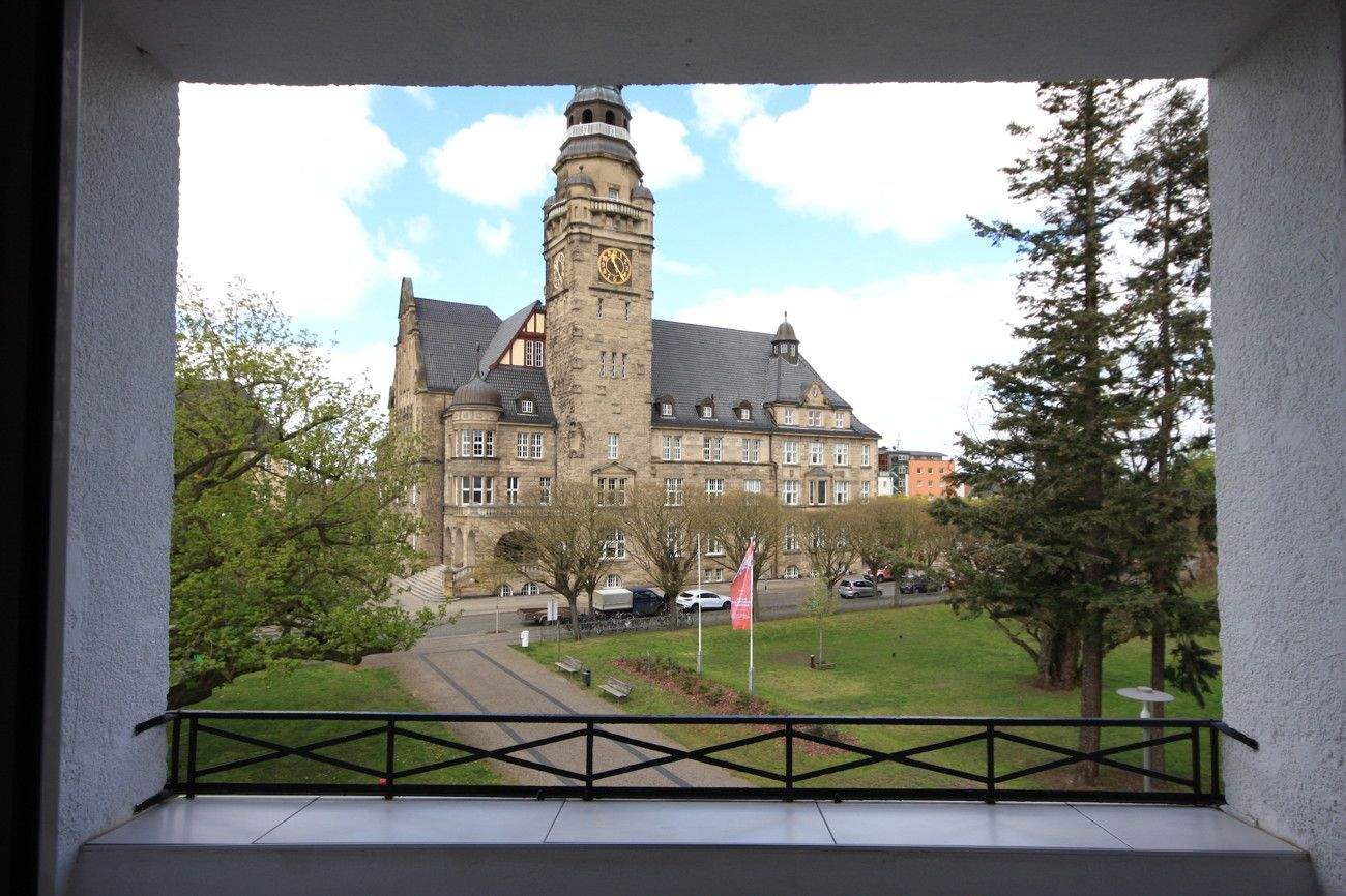 Thumbnail-Großzügige und schöne 4-Zimmer-Altbauwohnung mit Loggia und traumhaften Blick aufs Rathaus