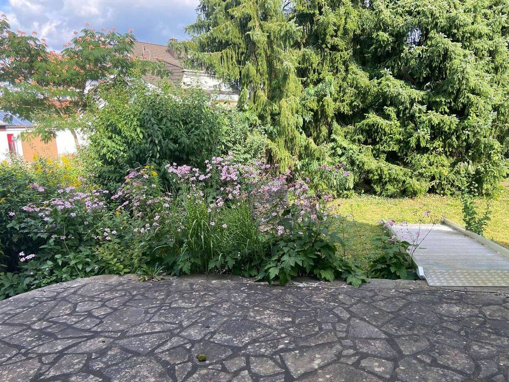 Thumbnail-Wohnhaus mit Einliegerwohnung und großem Garten in Hanglage