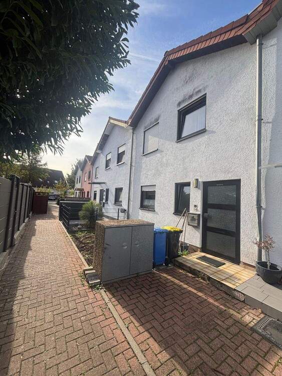 Thumbnail-:: Vermietetes, großzügiges Reihenmittelhaus in familienfreundlicher Lage (H 553) ::