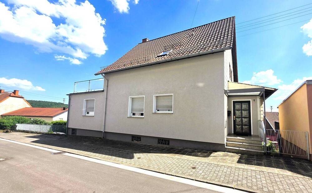 Thumbnail-Stilvolles Wohnhaus mit großer Dachterrasse und vielseitigen Nutzungsmöglichkeiten Großzügig wohnen. Zentral leben. Sofort wohlfühlen.