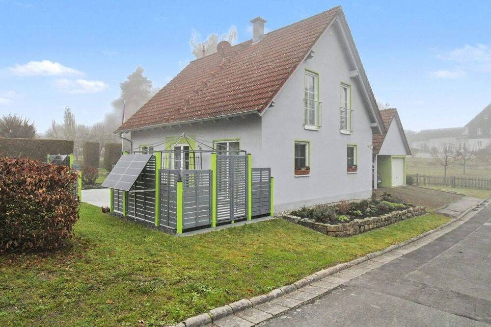 Thumbnail-Gepflegtes Einfamilienhaus mit Garten, Garage und Carportstellplatz in Nordheim vor der Rhön