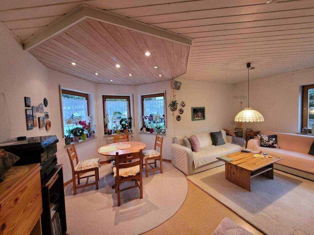 Wohnzimmer mit Erker.jpg