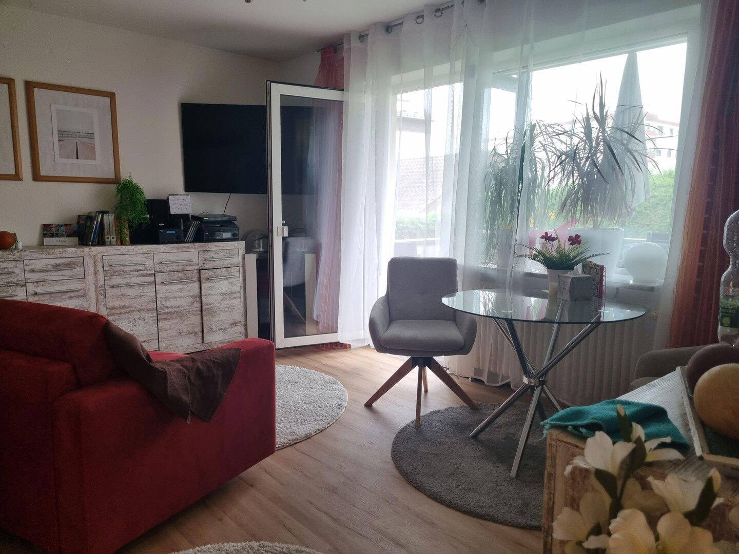Helles schönes Wohnzimmer