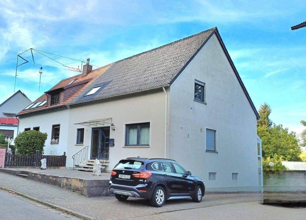 Thumbnail-Schickes Komfoerthaus mit 2 Bäder, Wintergarten, pflegeleichtem Garten, Autoabstellplätzen und Garage,St. Ingbert SÜD
