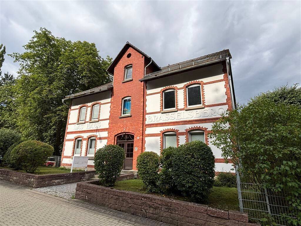 Gebäudeansicht Vorderseite 
