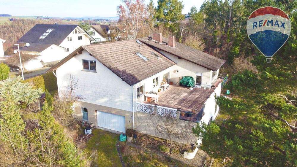 Thumbnail-GROSSZÜGIGES EIN-ZWEIFAMILIENHAUS IN RUNKEL MIT GARAGE UND POTENTIAL