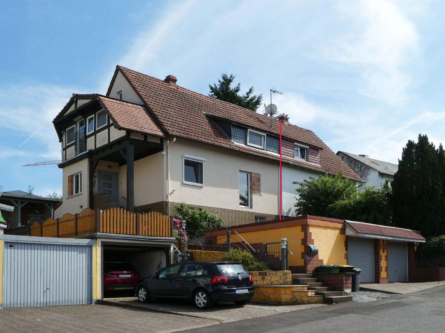 Thumbnail-AUMÜLLER-Immobilien - Zum großen Teil modernisierte DHH mit Garten und drei Garagen mit viel Stauraum