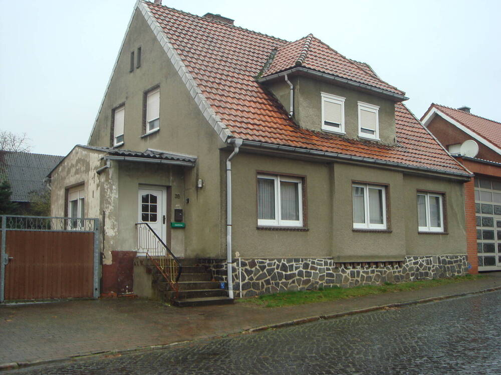 Bild 1 u. 2 Straßenseitige Hausansicht
