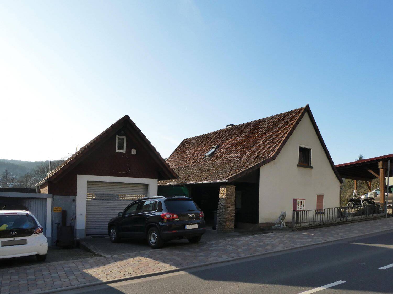 Thumbnail-AUMÜLLER-Immobilien - Sympathisches Einfamilienhaus mit großer Garage und sonniger Terrasse