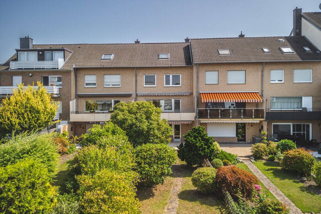 Thumbnail-Attraktives Einfamilienhaus für die Familie! Sonniges Grundstück mit schönem Garten, Doppelgarage und zusätzlicher Ausbaureserve im Dachgescho