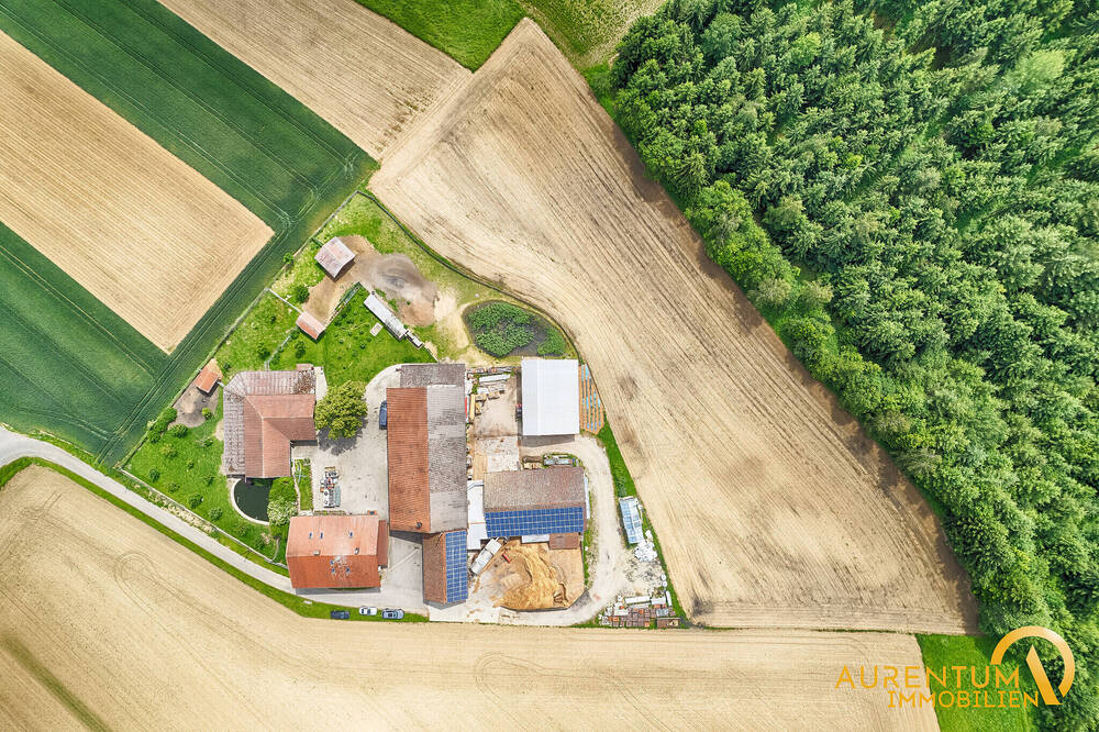 Thumbnail-Großzügiges Anwesen mit Nebengebäuden und Feld zu verkaufen!