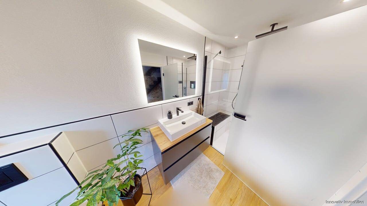 Thumbnail-Kleines teilsaniertes Einfamilienhaus in Wohnungsgröße mit kleinem Garten für Handwerker