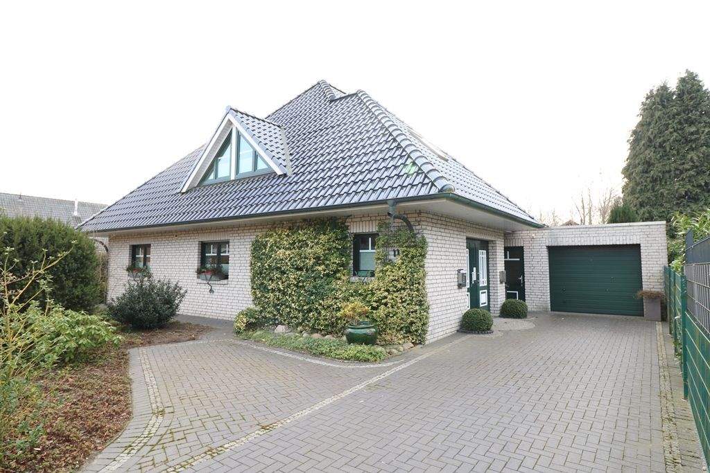 Thumbnail-Schickes, topgepflegtes Zweifamilienhaus mit Garagen- und Geräteanbau sowie schönem Garten