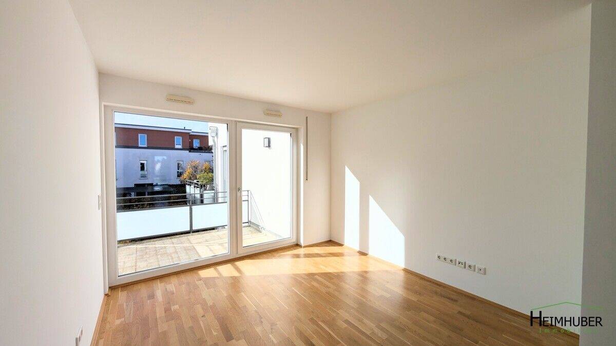 Thumbnail-Großzügig geschnittene und helle 2 Zimmerwohnung mit Balkon