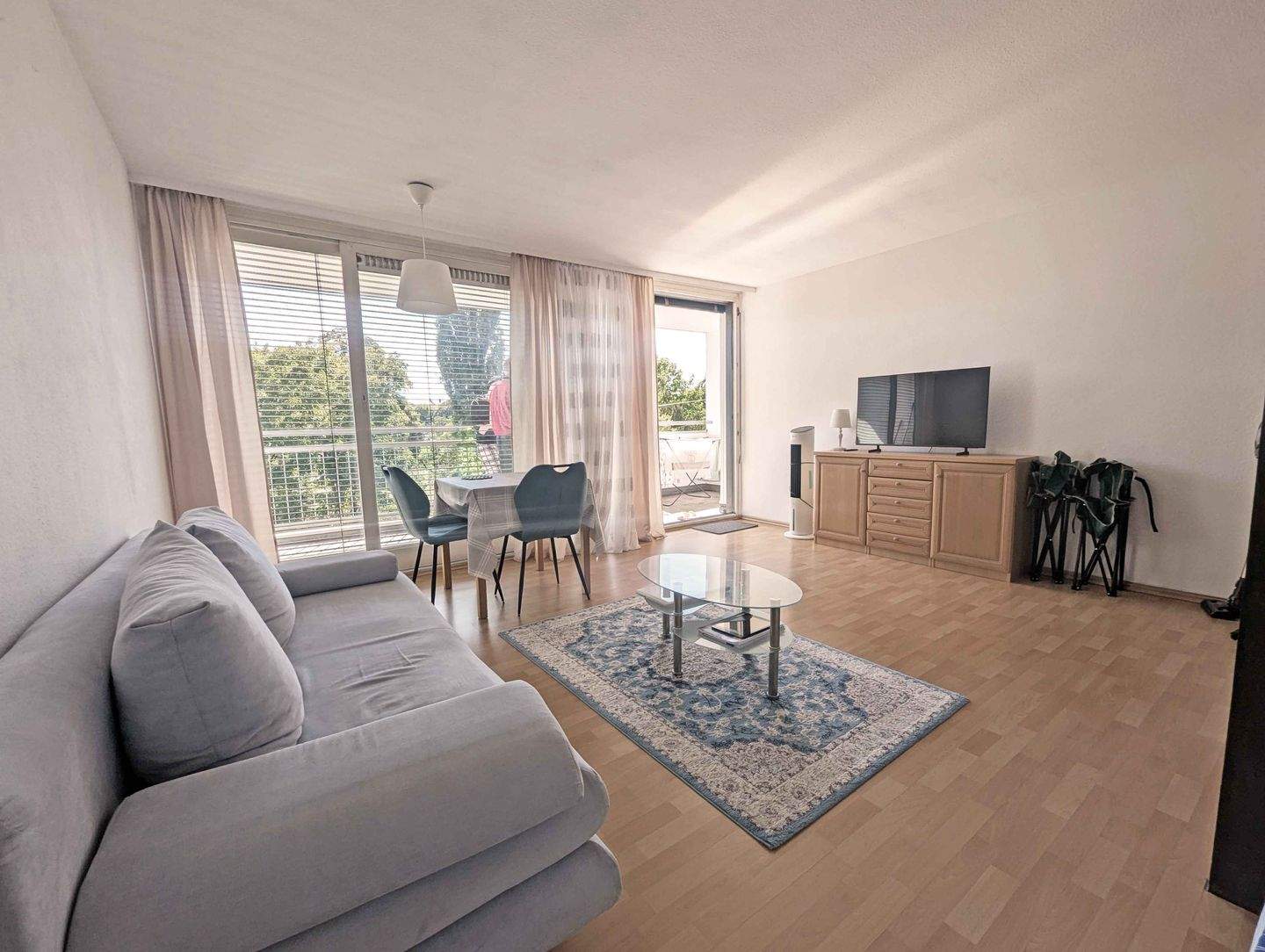 Wohnen-Schlafen-Essen mit Balkon