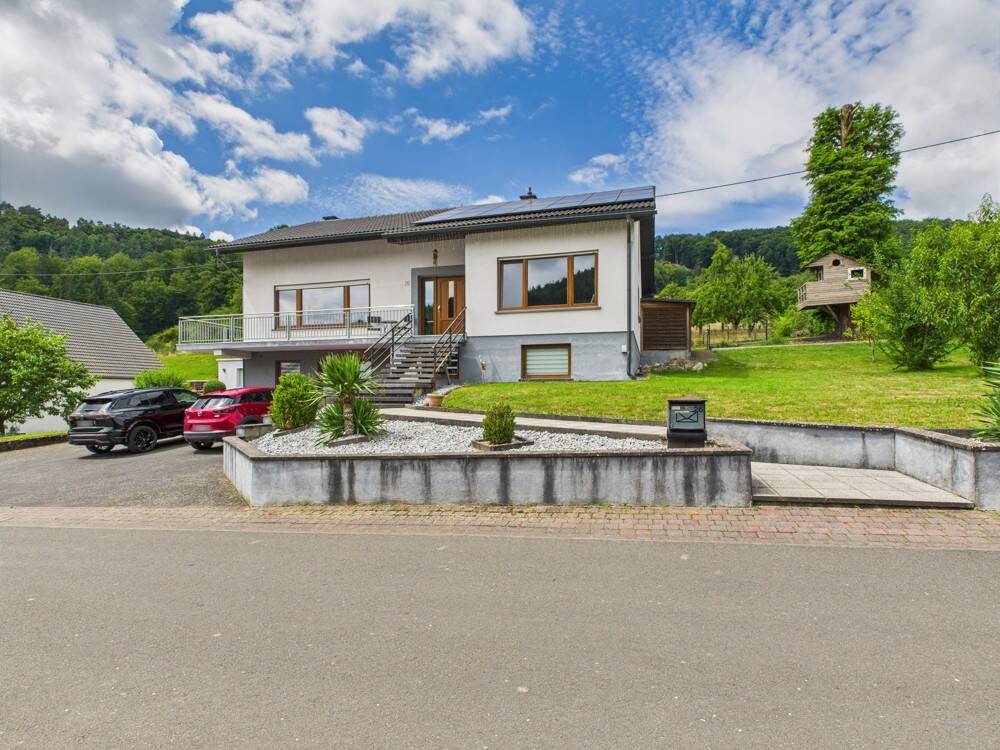 Thumbnail-Großzügiges Einfamilienhaus mit Einliegerwohnung in idyllischer Lage.