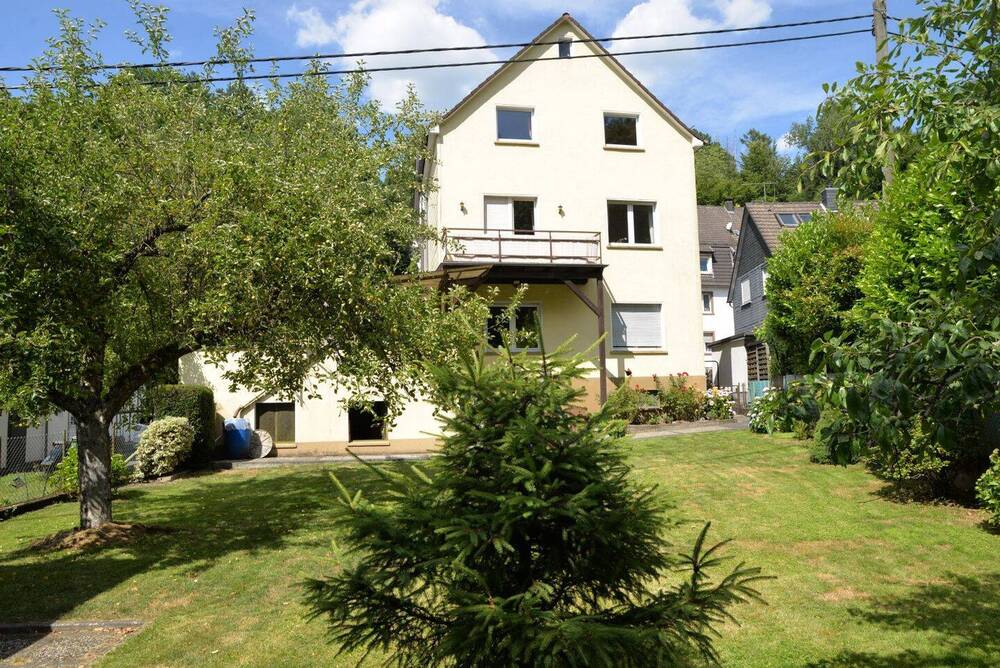 Thumbnail-Ein Mehrfamilienhaus mit 4 Wohneinheiten