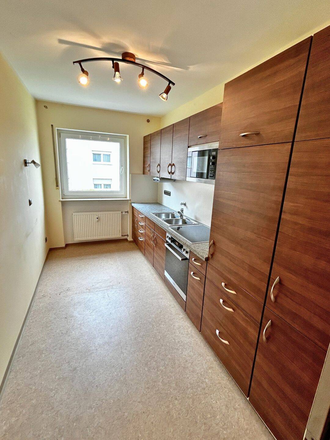 Thumbnail--REDUZIERT- Herzo, Großzügige 3-Zimmer-Wohnung, Loggia, Stellplatz, zentral, ruhig