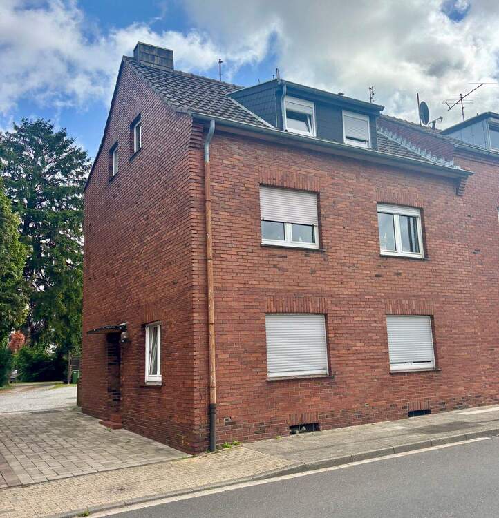 Thumbnail-Reiheneckhaus - mit großem Garten - 899 m² Grundstück - zwei Garagen - in guter Lage von Kohlscheid (Herzogenrath) - derzeit an zwei Mieter vermietet