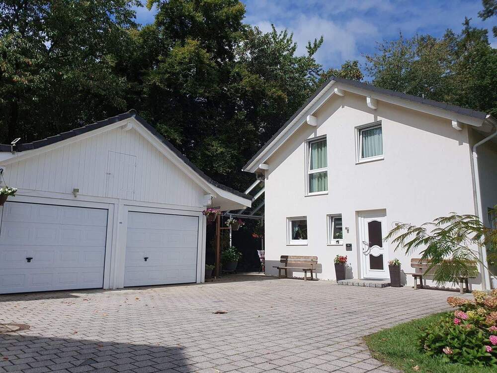 Thumbnail-Grün - Ruhig - Energieeinsparend -- EINFAMILIENHAUS mit 2 GARAGEN