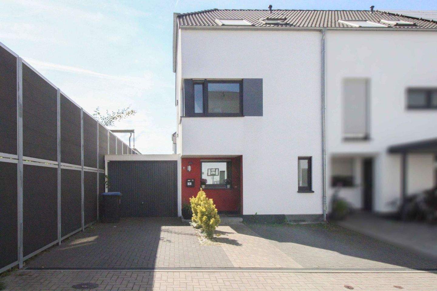 Thumbnail-Langenfeld: Modernes KfW 55 Reihenendhaus mit 4 Schlafzimmern, 2 Bäder, Garage und 2 Stellplätzen!