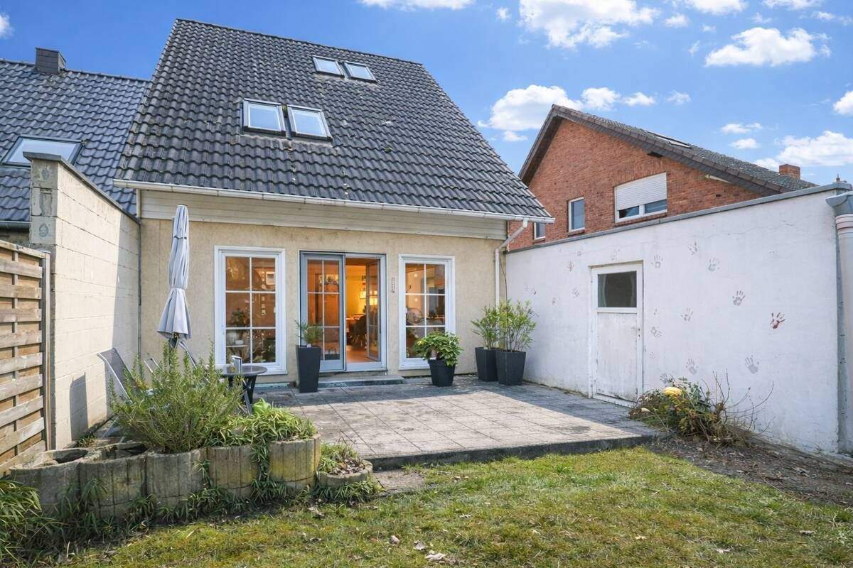 Thumbnail-Solide Immobilie mit Garage, Garten und vielseitiger Nutzfläche