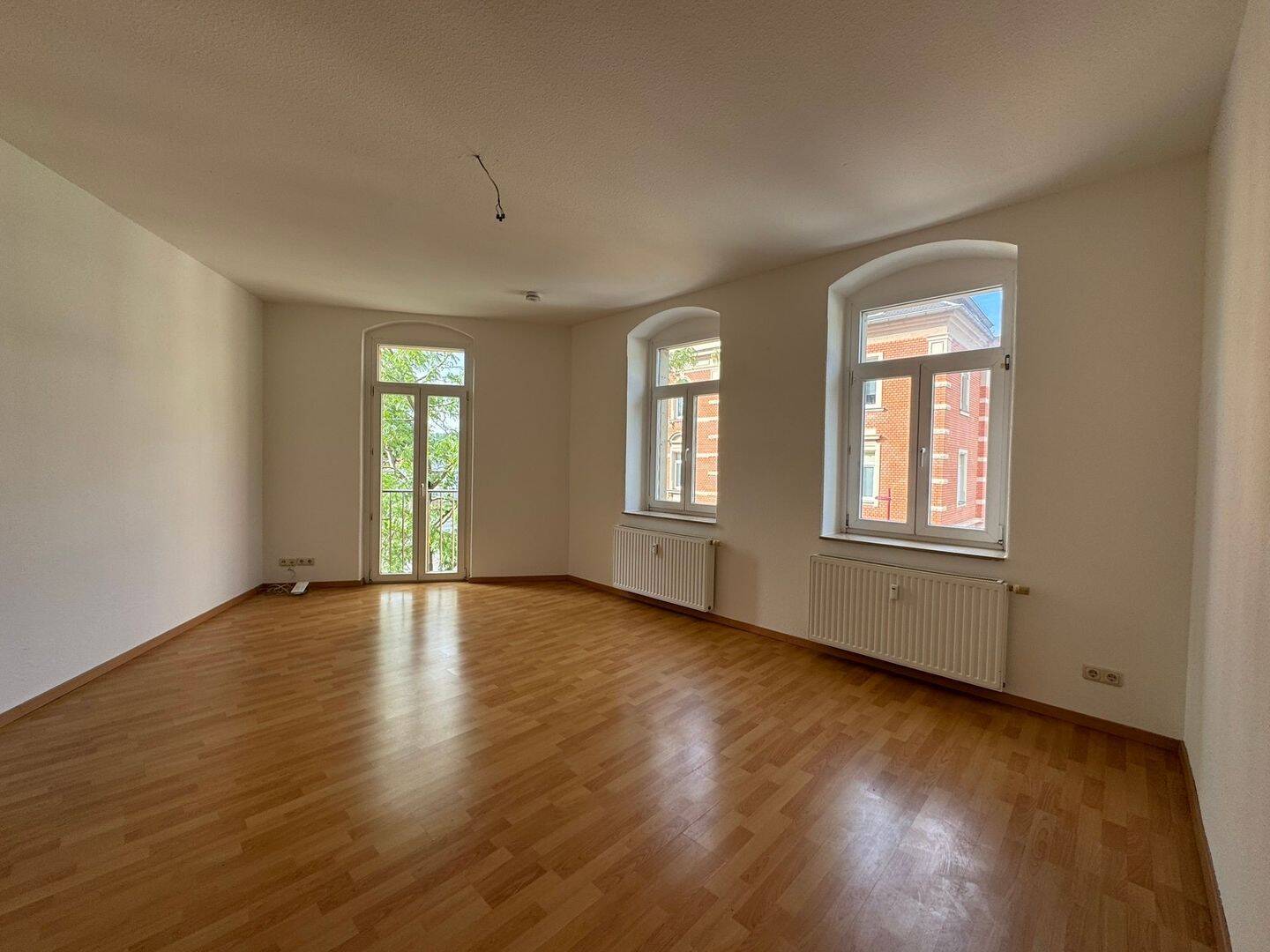 Wohnzimmer mit offener Küche
