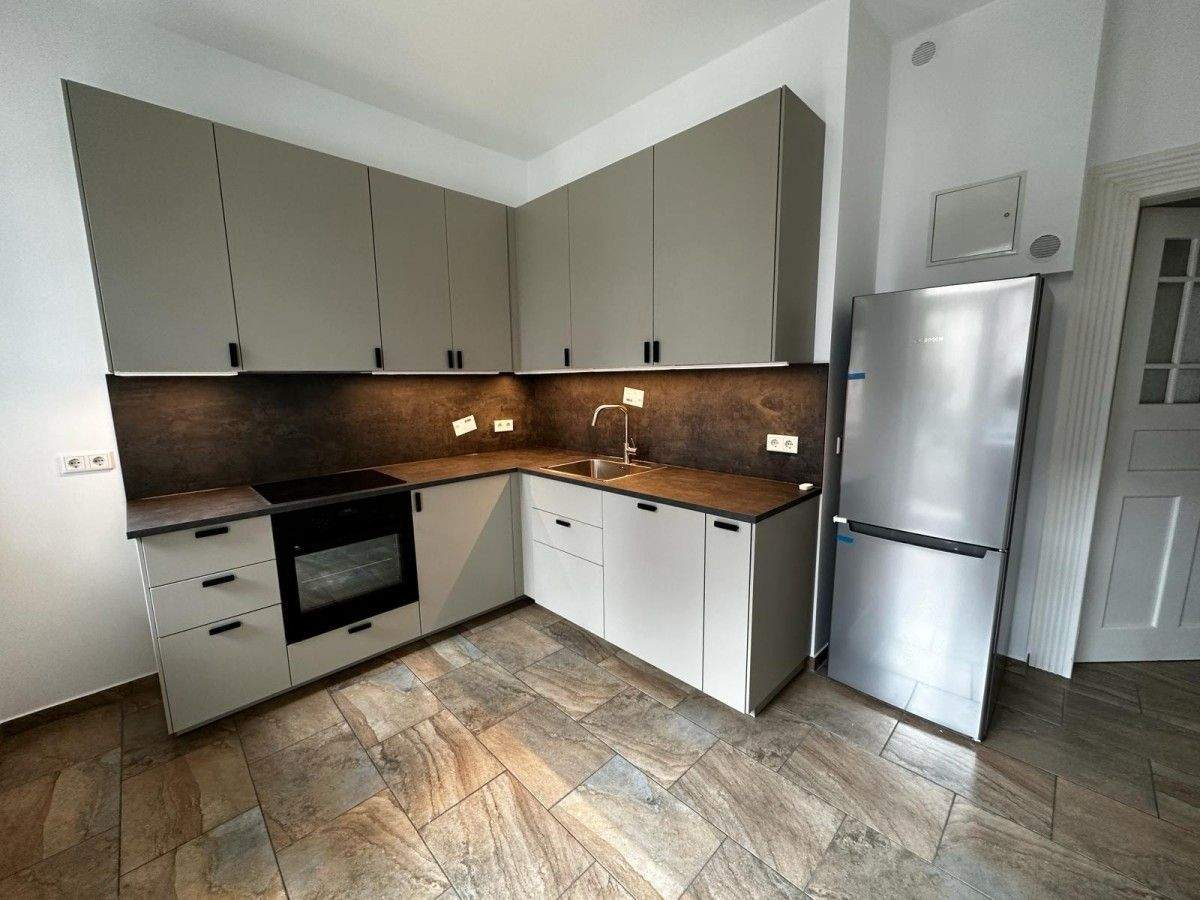 Thumbnail-Wunderschöne 3,5-Zimmer Altbauwohnung mit neuer Einbauküche und Balkon, nur wenige Gehminuten zu den Pegnitzauen