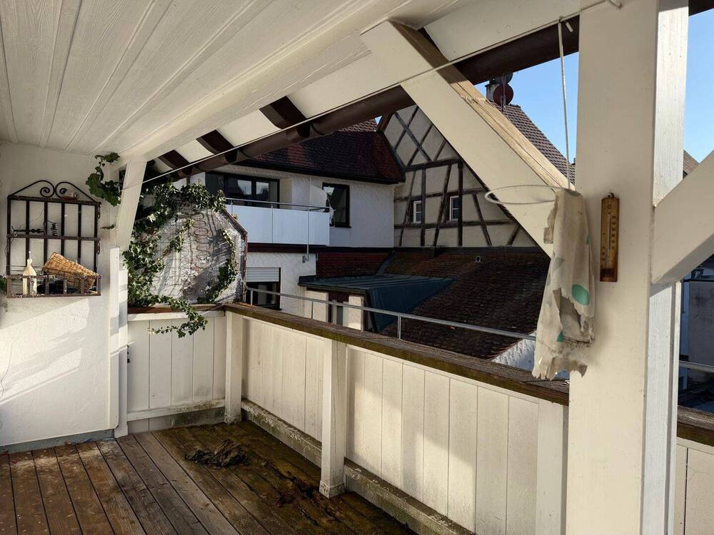 Thumbnail-Denkmalgeschütztes Stadthaus im sanierungsbedürftigen Zustand