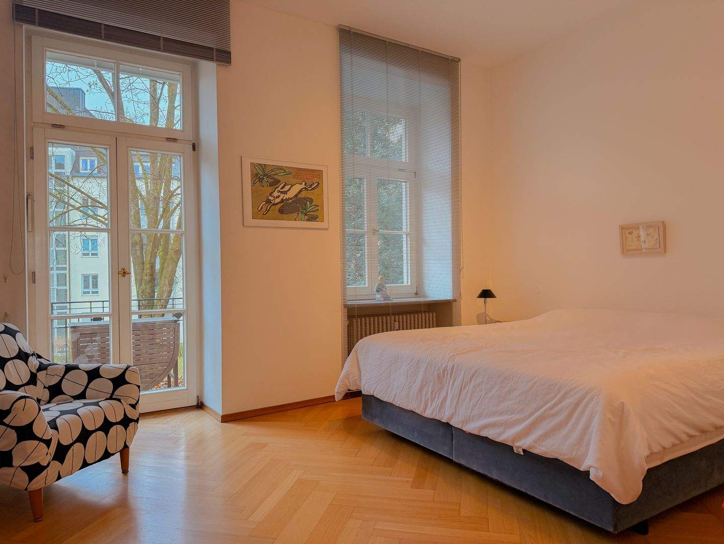 Thumbnail-Ein Katzensprung zur Maximilianstraße, bezugsfreie 3-Zimmer-Altbauwohnung inkl. sep. Büro und TG