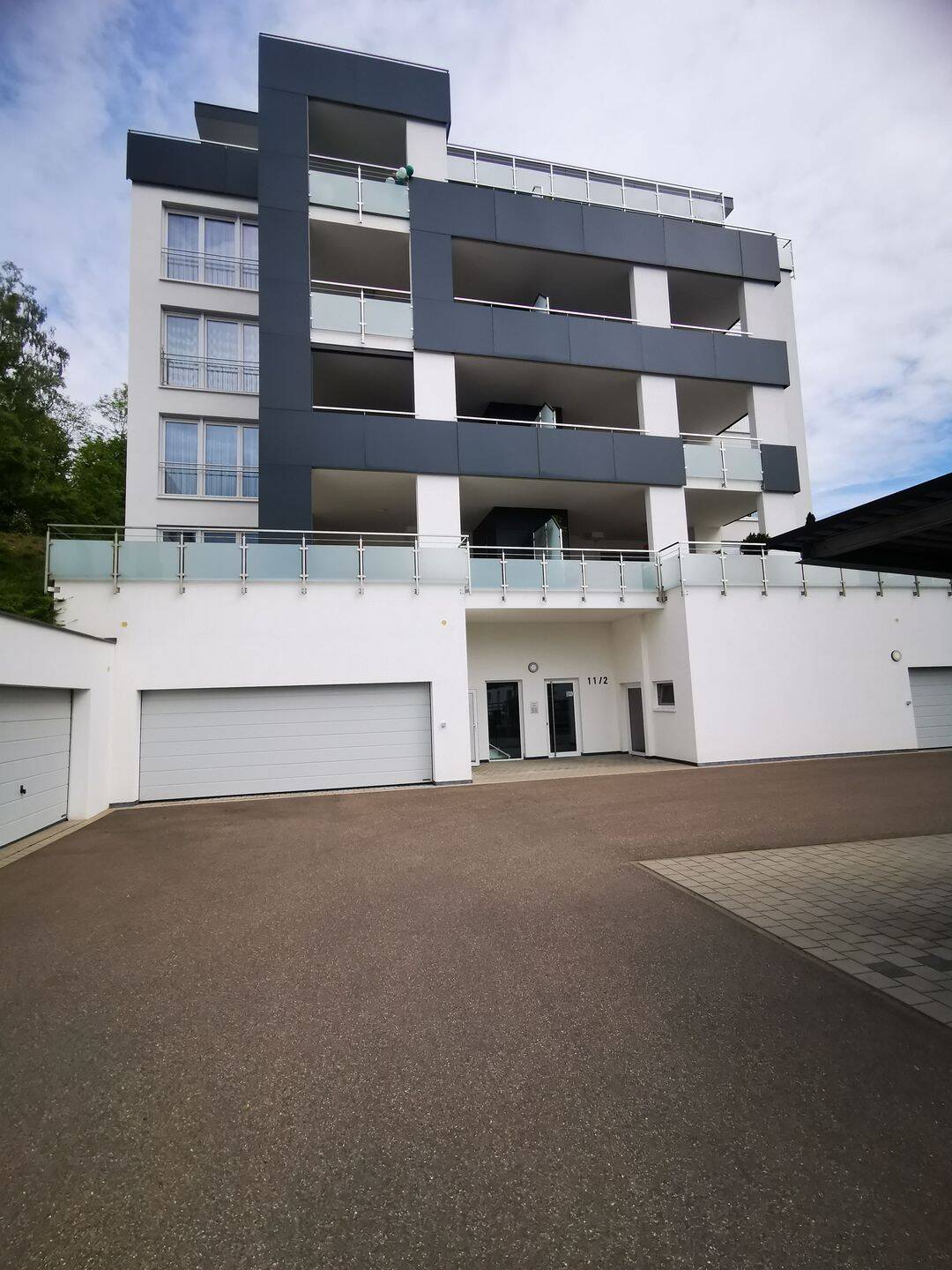 Thumbnail-Luxuriös und neuwertig 4 Zi, Küche, Bad, Gäste WC, Balkon, Garage...